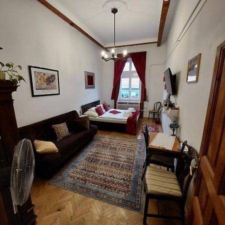 Classical Budapest Apartment In The Old Pest Kültér fotó